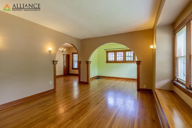 Building Photo - $300 off 1st Month's Rent!! Gorgeous Home!!