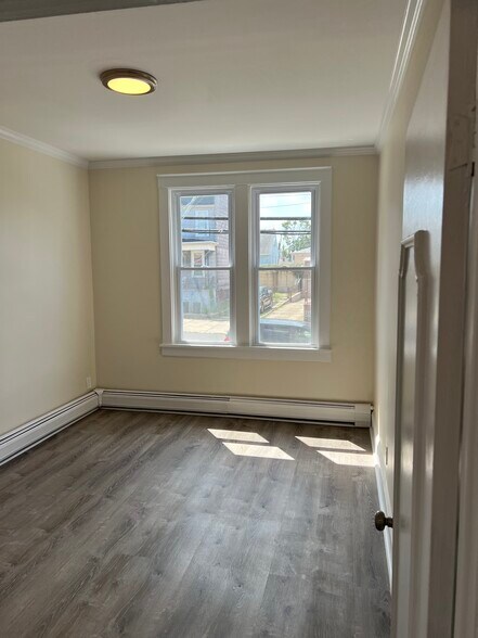 Building Photo - 706 S Ave W