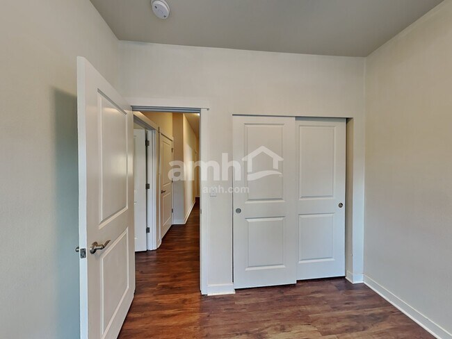 Building Photo - 7337 Rainier Dr