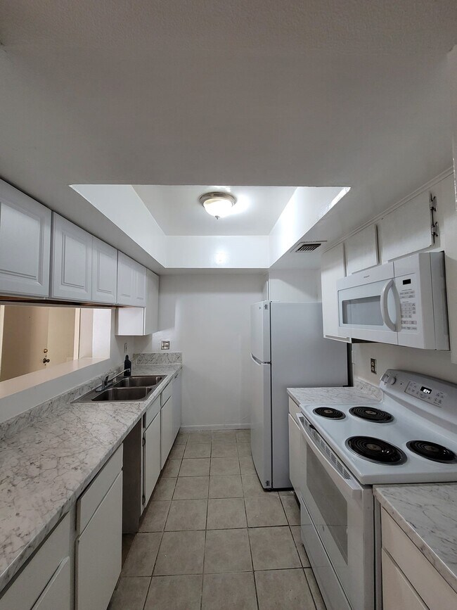 Building Photo - 2814 S Bartell Dr