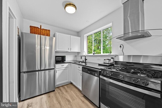 Building Photo - 10305 Montrose Ave