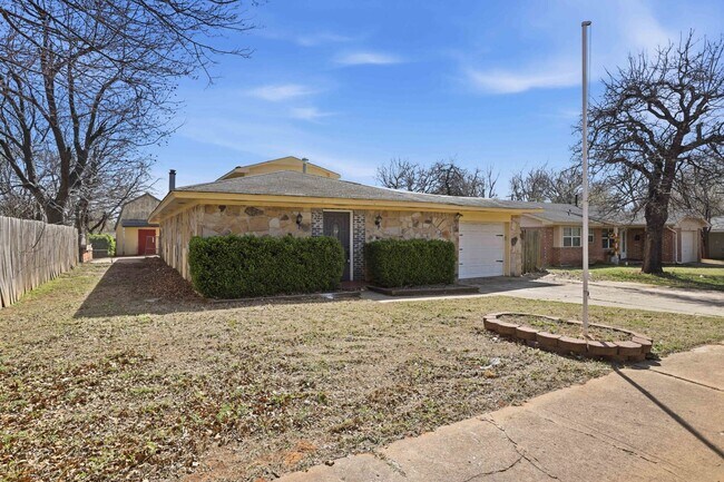 Building Photo - 1328 Hazelwood Dr