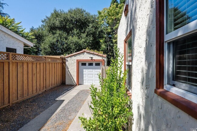 Building Photo - 463 Talbot Ave