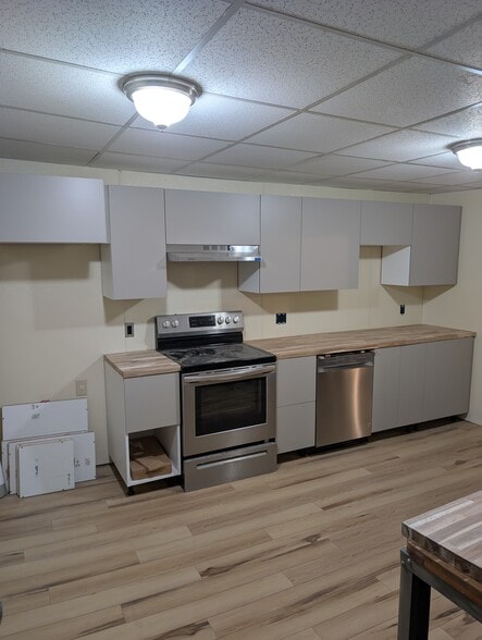 New kitchen, different angle - 212 Howard St