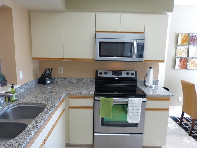 Building Photo - 221 Vista Royale Cir E