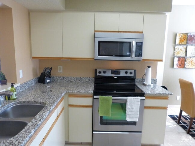 Building Photo - 221 Vista Royale Cir W
