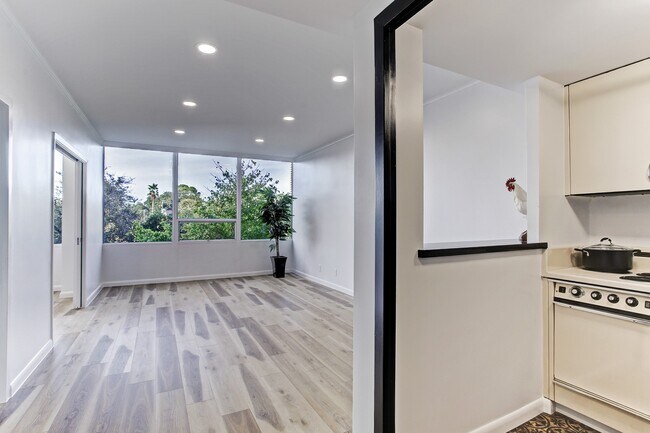 Building Photo - 2701 Westheimer Rd