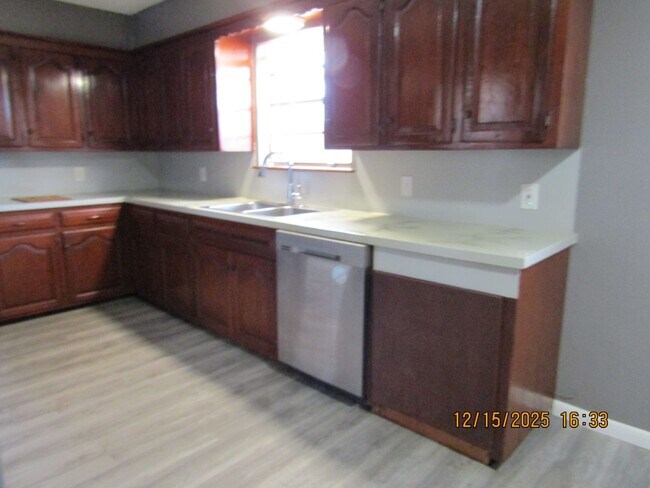 Building Photo - Nice home in the Woodland Hills Area!