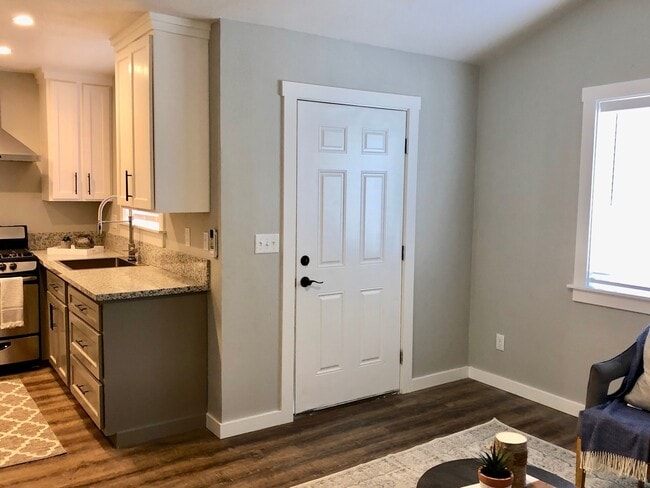 Building Photo - $1,350 Clovis Cottage 1 Bedroom Home Sierr...