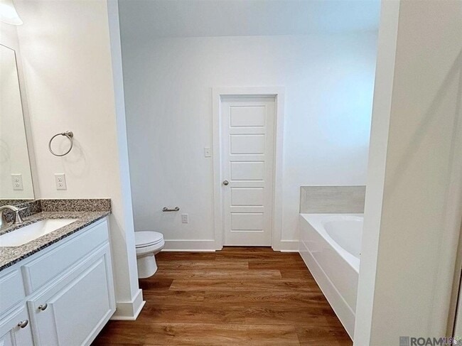 Building Photo - 608 Lake Shelf Dr