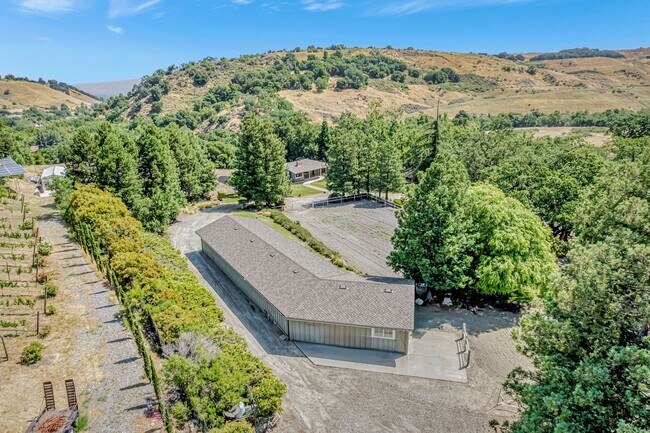 Building Photo - Welcome to Refined Country Living in Los G...