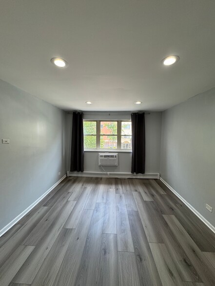 Building Photo - 5950 N Kenmore Ave