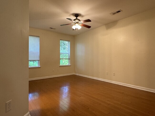 Building Photo - 3 BD/2 BA - Two Story Home in Mid-town Wil...