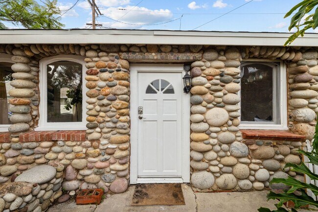 Building Photo - 344 Bonair St