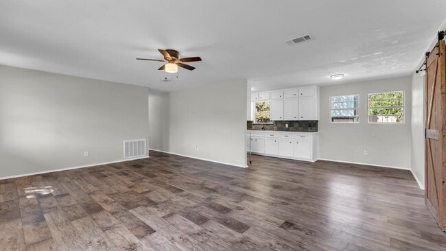 Building Photo - 206 5th St