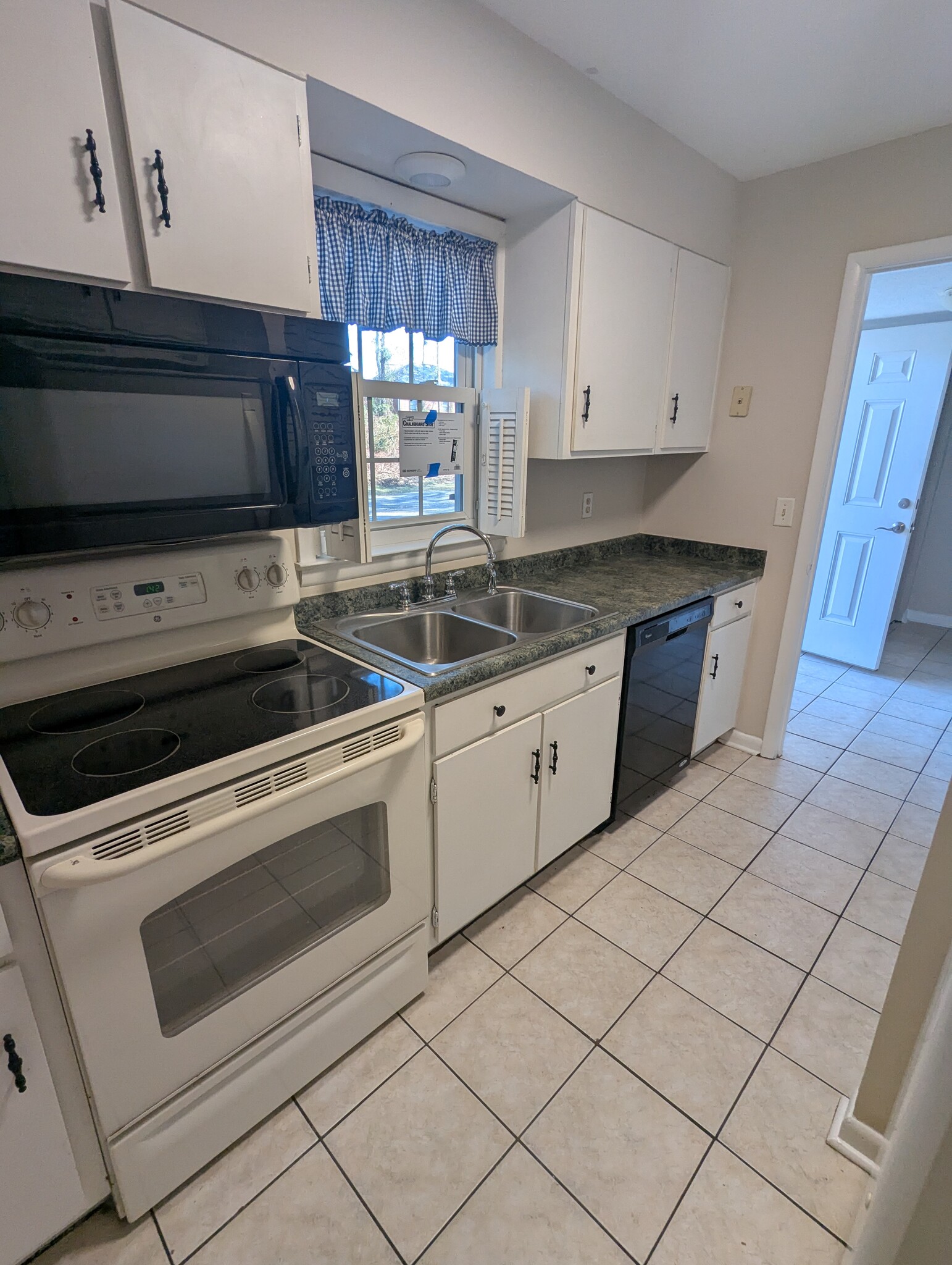 Kitchen - 201 Heritage Cir