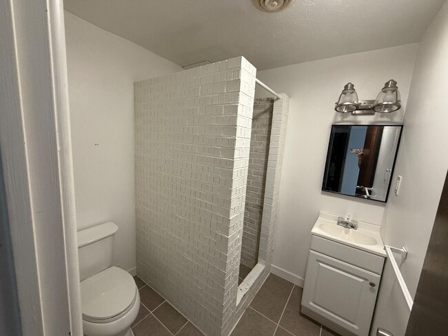 Building Photo - 823 Mathews Rd