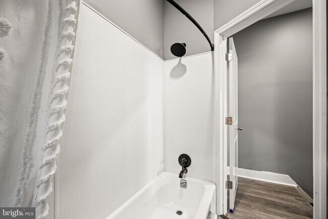 Building Photo - 2427 N Hollywood St