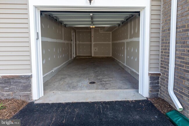 Building Photo - 10512 Hinton Wy