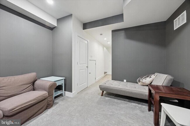 Building Photo - 1138 MOUNT VERNON St