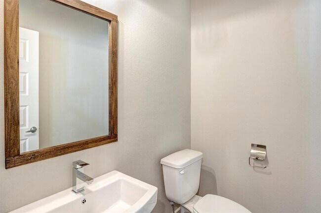 Building Photo - 1304 W 23rd St