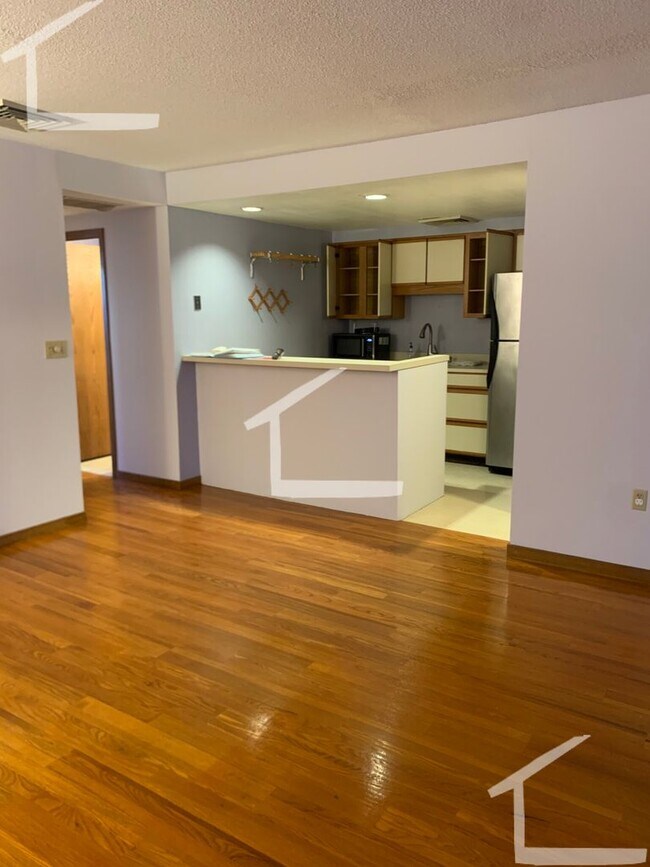 Building Photo - Coolidge Corner 1-Bed with Laundry in Unit...