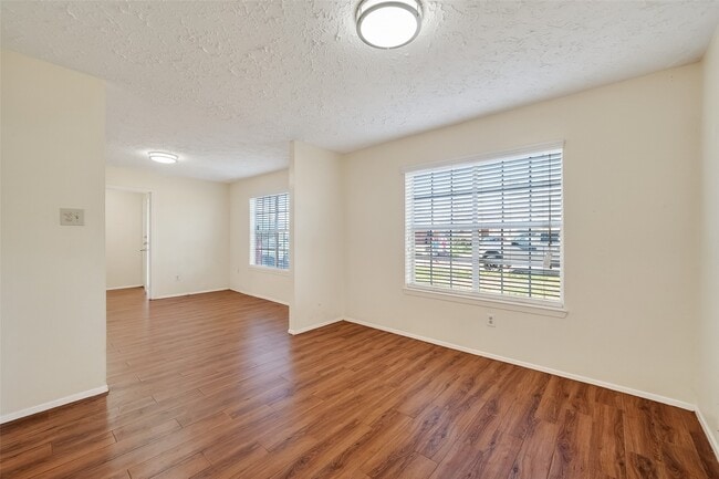 Building Photo - 15811 Pfeiffer Dr