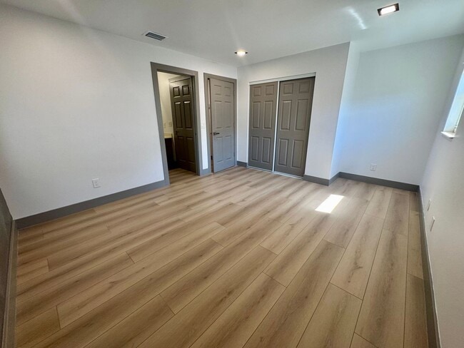 Building Photo - 2bd 2bath newly remodeled townhouse - Avai...