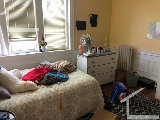 Building Photo - 4bed-1.5bath Egmont St. Apartment with Heat/Hot Water Included!