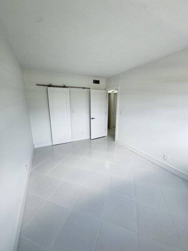 Building Photo - 100 Royal Palm Way