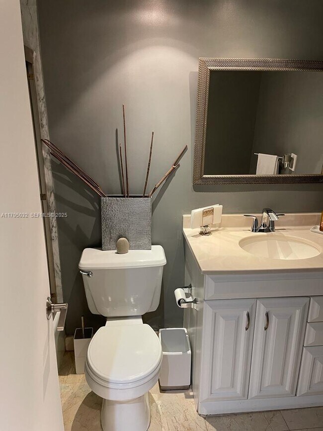 Building Photo - 600 Grapetree Dr