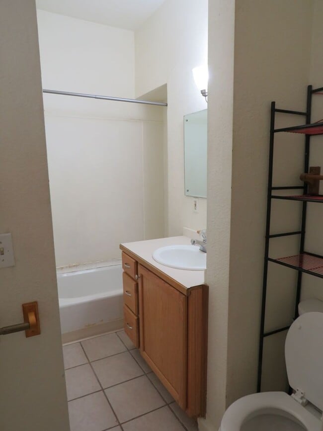 Building Photo - 2 Bed / 1 Bath House