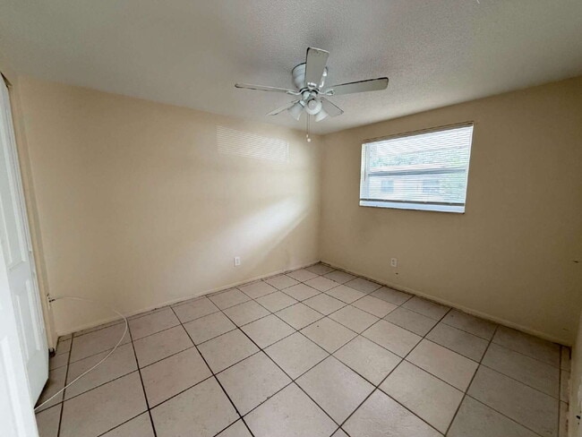 Building Photo - 1-Bed in Holiday, FL – Cozy 600 Sq Ft on Silver Spur Dr