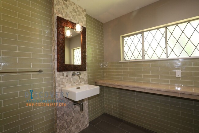 Building Photo - Piedmont Mid-Century 5 Bedroom 4.5 Bathroo...