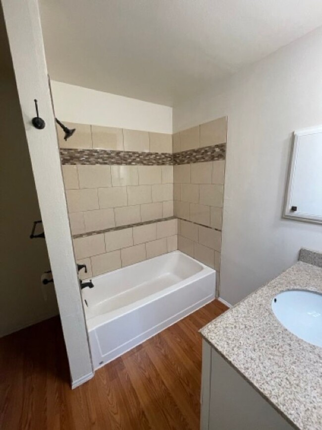 Building Photo - Warm and Cozy 2 bedroom Condo for Rent in ...