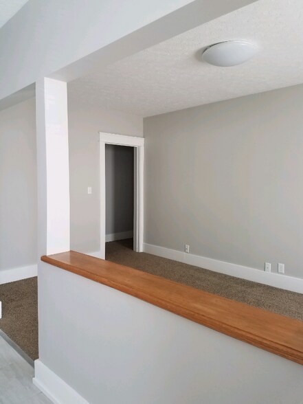 Building Photo - 225 1/2 E Findlay St