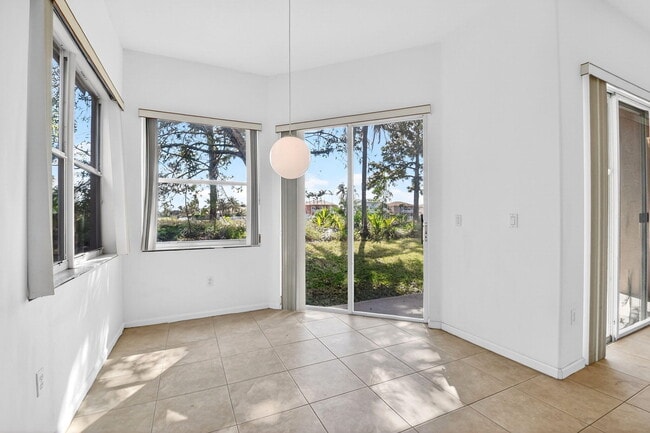 Building Photo - 2431 Westmont Dr