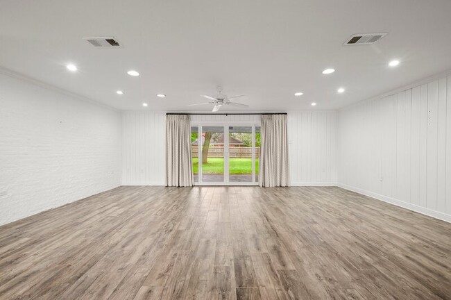 Building Photo - 5475 S Ridge Dr
