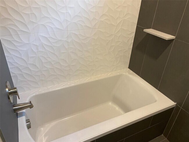 Building Photo - 1615 E 7th St