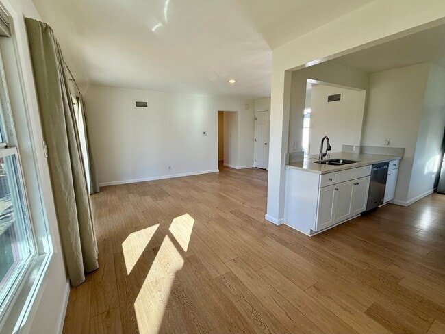 Building Photo - 6856 Newberry St