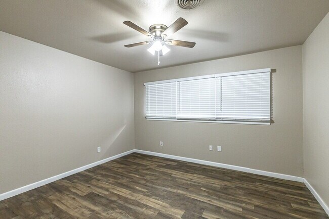 Building Photo - Completely renovated with beautiful updates!