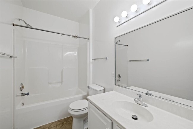 Building Photo - Spacious Condo in Knollwood – Pool, Gym an...