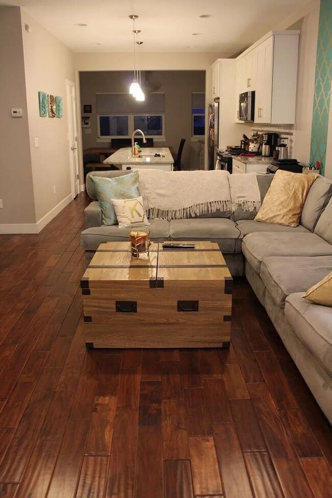 Building Photo - Sleek 3 Bedroom House in Sunnyside!! 6-8 m...