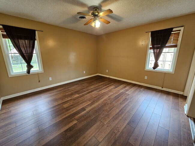 Building Photo - UPDATED Beautiful 3 bedroom 2 bathroom