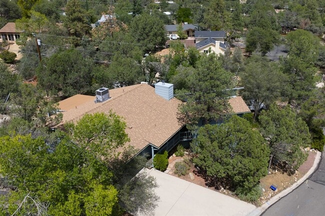 Building Photo - 3 bedroom, 3 bath home close to downtown P...