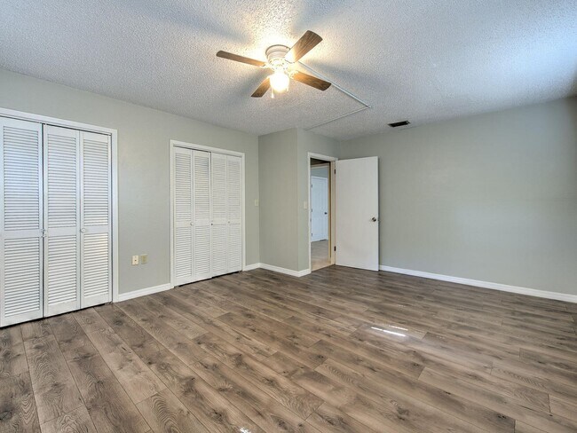 Building Photo - Very nice large 5 bedroom/3 bathroom home ...