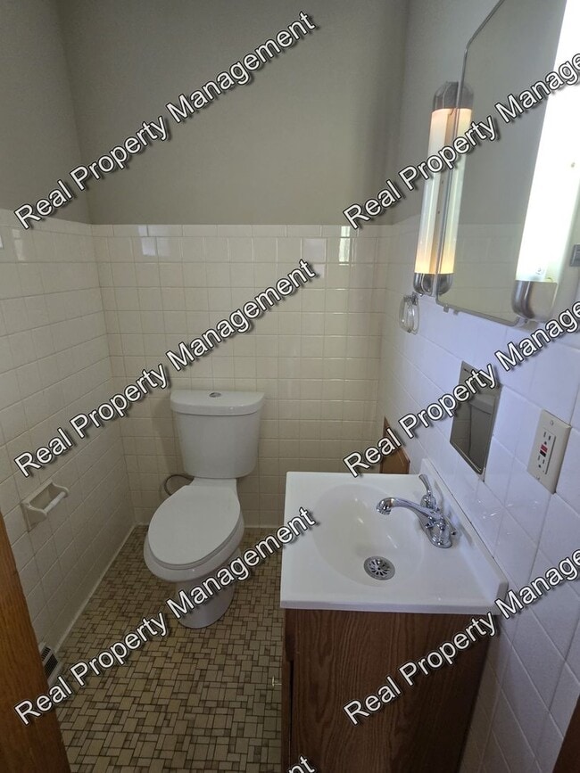 Building Photo - Three Bedroom Ranch