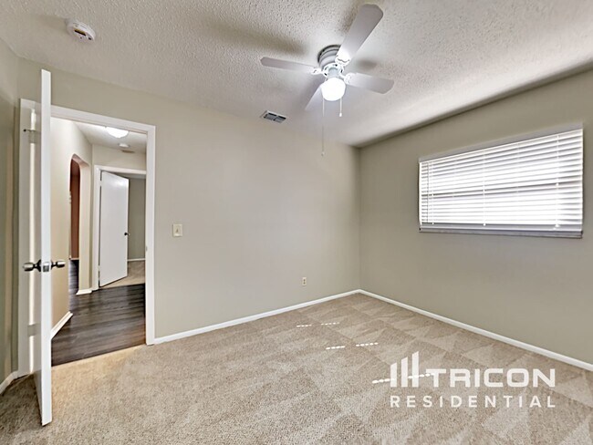 Building Photo - 202 Valley Dr