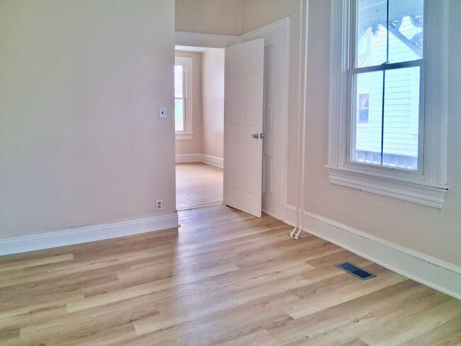 Building Photo - Updated 2 Bedroom Apartment FOR RENT in Bridgeton NJ $1400
