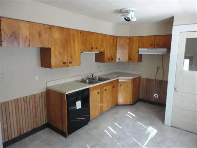 Building Photo - Great Neenah Location